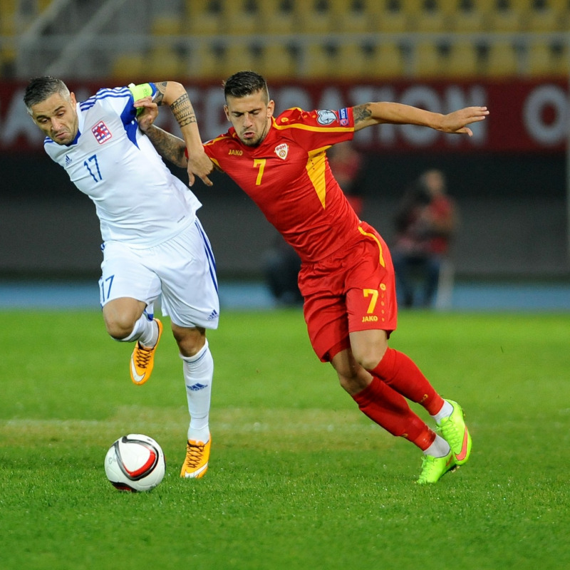 Aleksandar Trajkovski a destra con la maglia della sua Nazionale