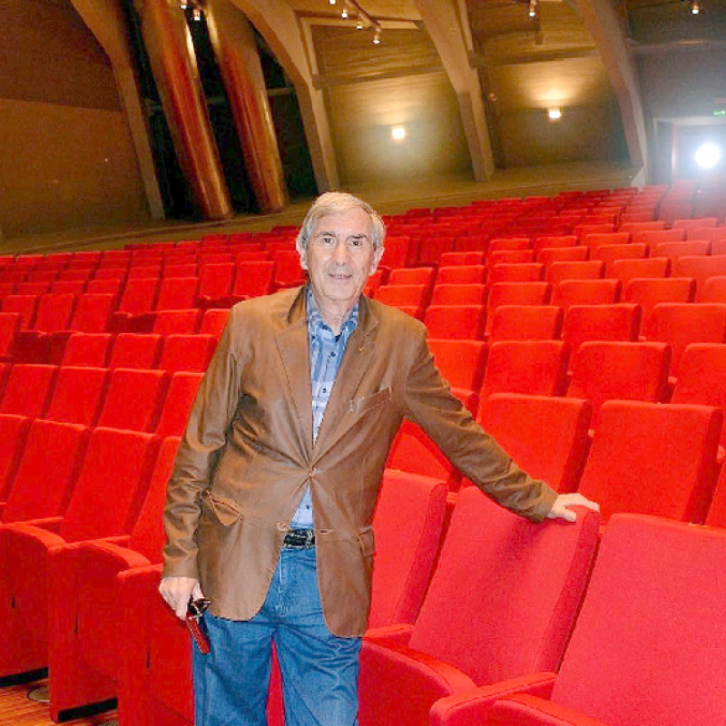 il governatore del Rotary Giovanni Vaccaro all'interno del Teatro