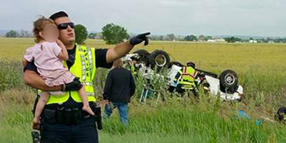 Poliziotto salva bimba di 2 anni che ha perso il papà: la foto diventa ...