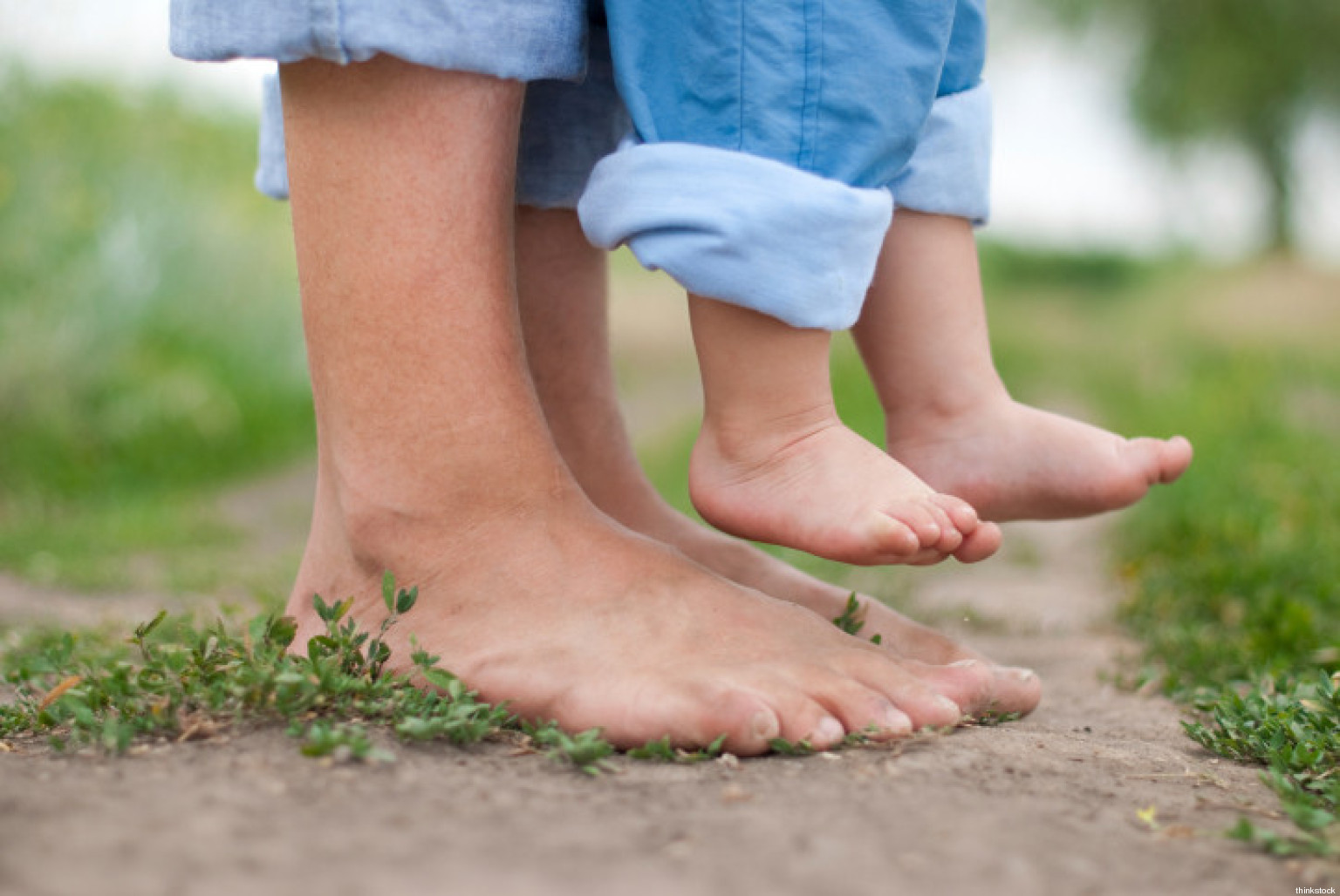 Zampe a Piedi Nudi Per Bambini in Piedi Gradino Delle Feci in