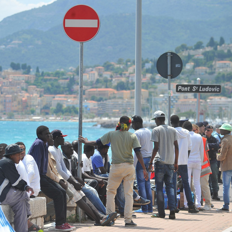 Migranti fermi al confine tra Italia e Francia