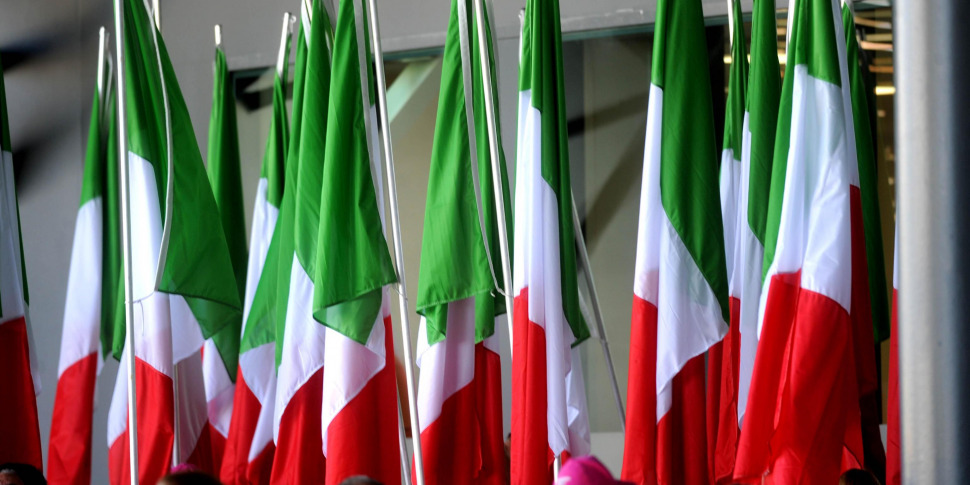 https://assets.gds.it/2015/06/tricolore-bandiera-italia-970x485.jpg