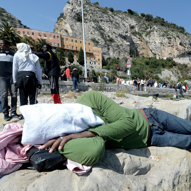 I migranti sugli scogli di Ventimiglia