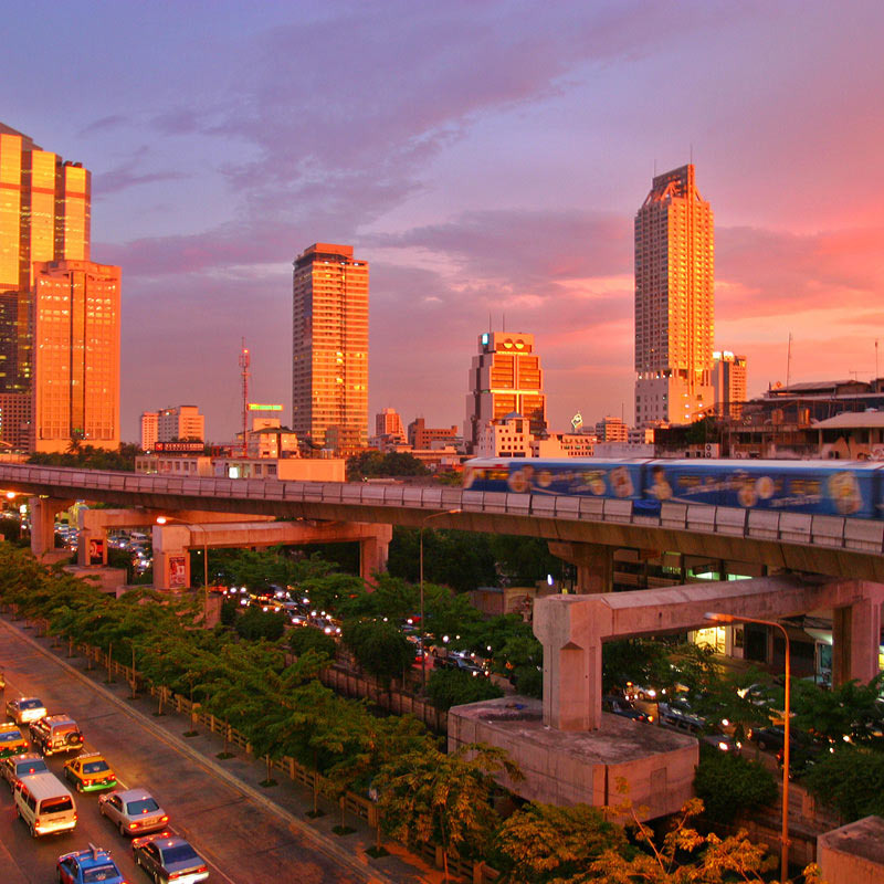 Bangkok, Thailandia - Dai tranquilli templi ai mercati esotici e agli affollati nightclub, Bangkok ha qualcosa da offrire a ciascuno. È diventato così popolare, infatti, da battere Londra come città più visitata nel 2013