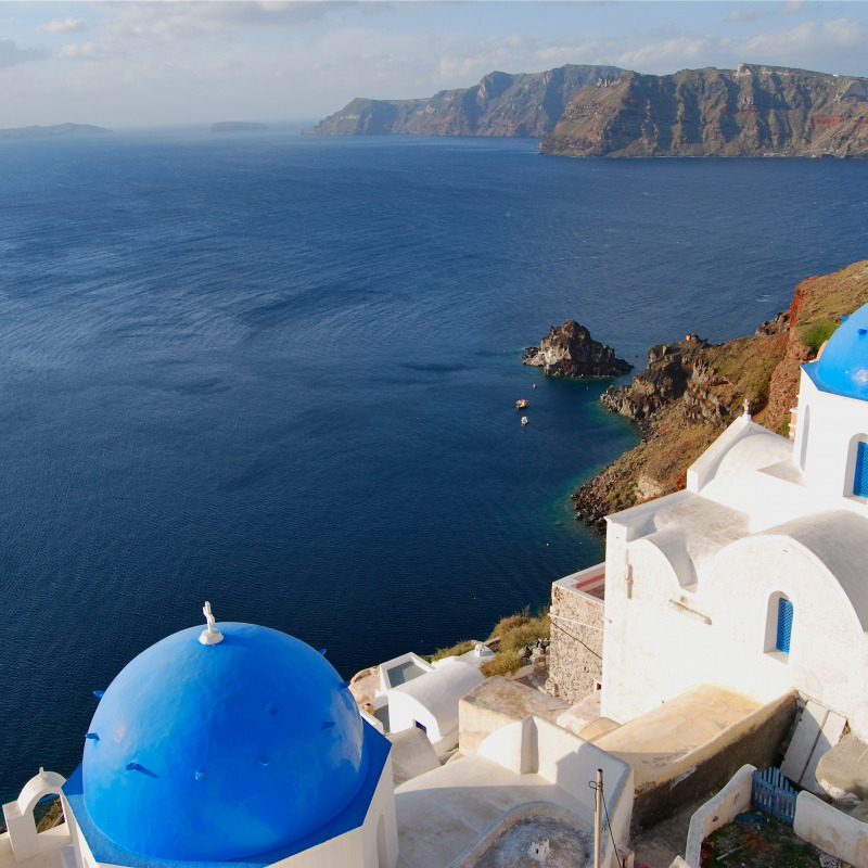 Oia, Grecia - Oia è la città più famosa della famosa isola greca di Santorini e la sua meravigliosa cascata di case bianco-azzurre che si tuffa nel mare è un'immagine da cartolina