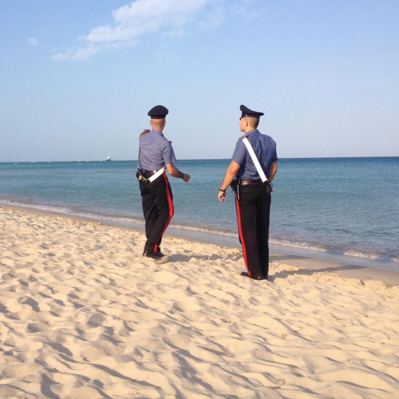 Carabinieri sulla spiaggia di Santa Margherita di Pula