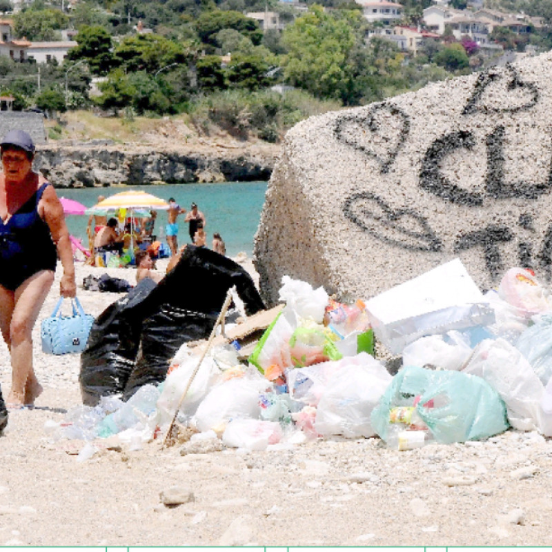 I rifiuti in spiaggia alla Bandita