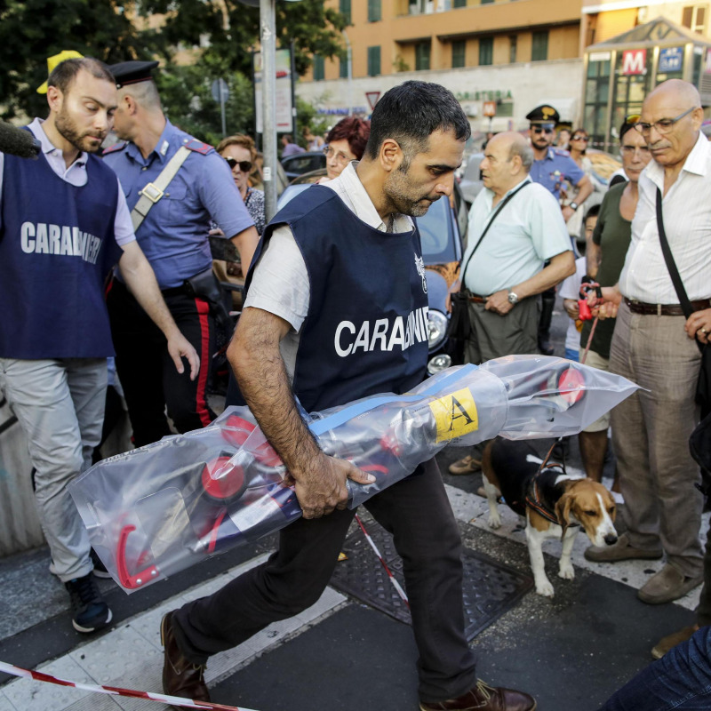 I rilevamenti dei carabinieri sul luogo dell'incidente