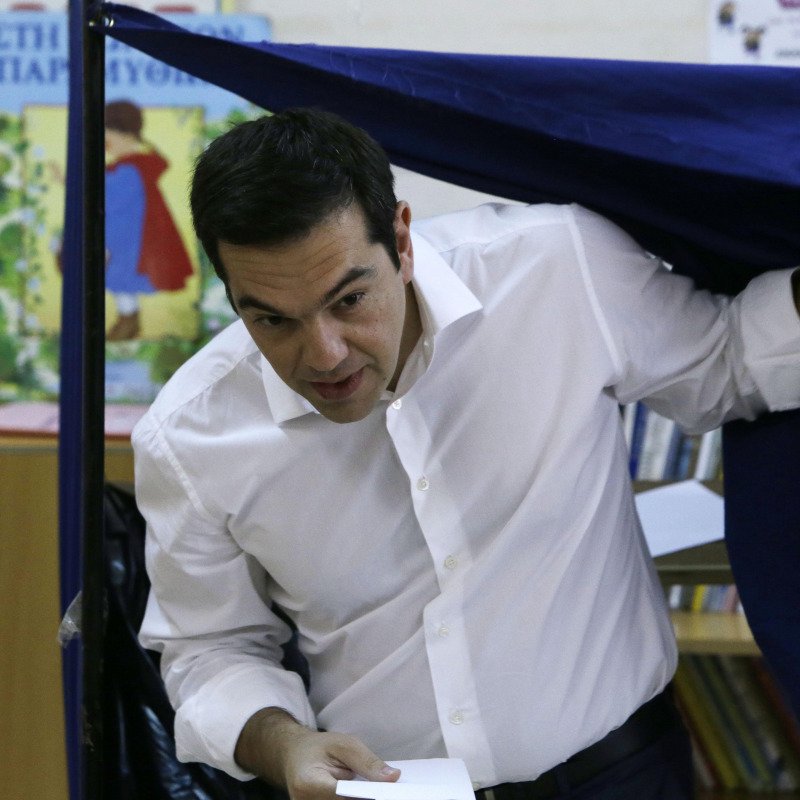 Il premier greco Alexis Tsipras al seggio per votare al referendum