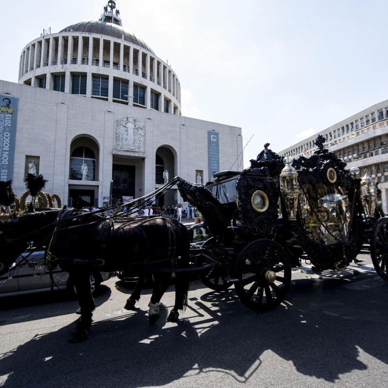 L'immagine del "funerale-show" di Vittorio Casamonica a Roma ad agosto 2015