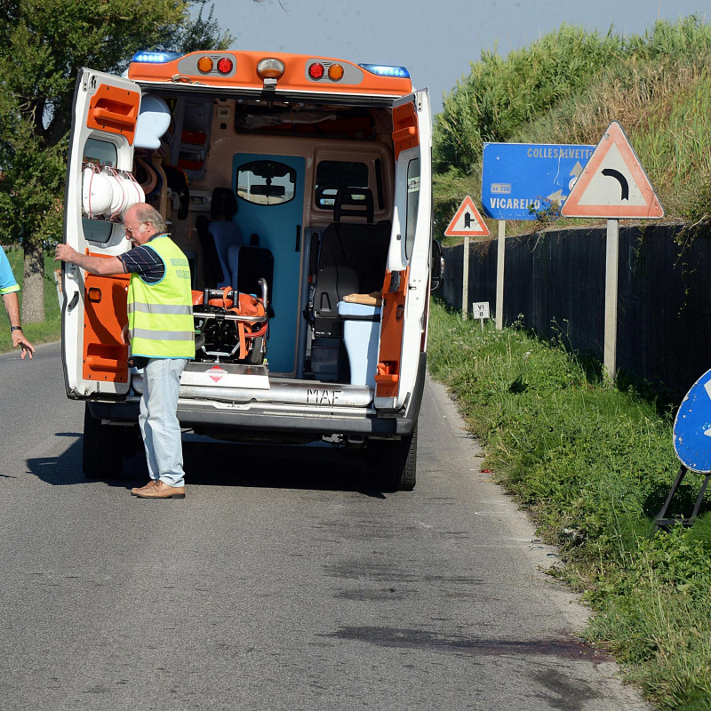 Un'ambulanza sul luogo in cui è stata investita e uccisa Rosanna Lo Bianco