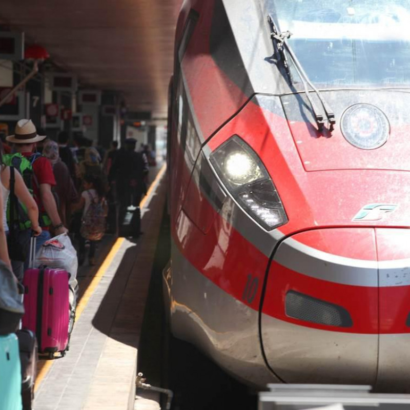 Un treno Minuetto nella stazione di Palermo centrale nel 2015