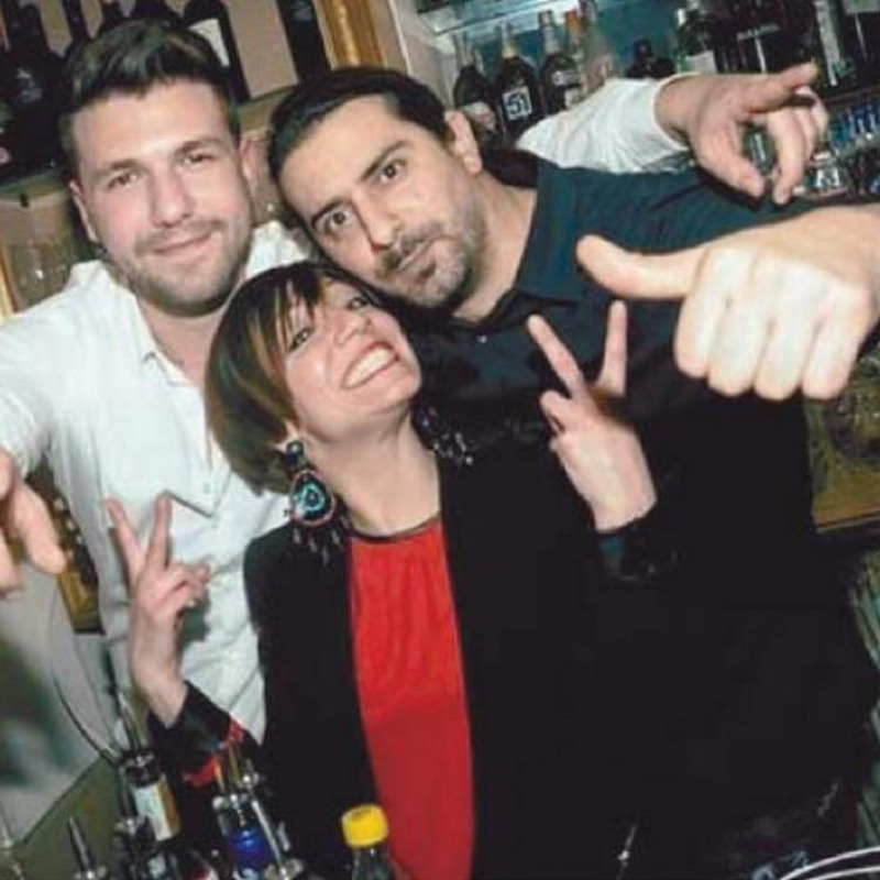Emanuela Urso con Giammarco Basile e Francesco Ferrara, colleghi del pub di via dei Chiavettieri, dove la ragazza lavorava