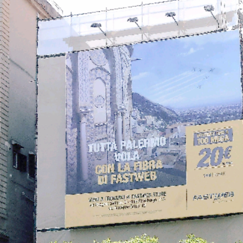 Il pannello pubblicitario sulla scuola Archimede di Palermo