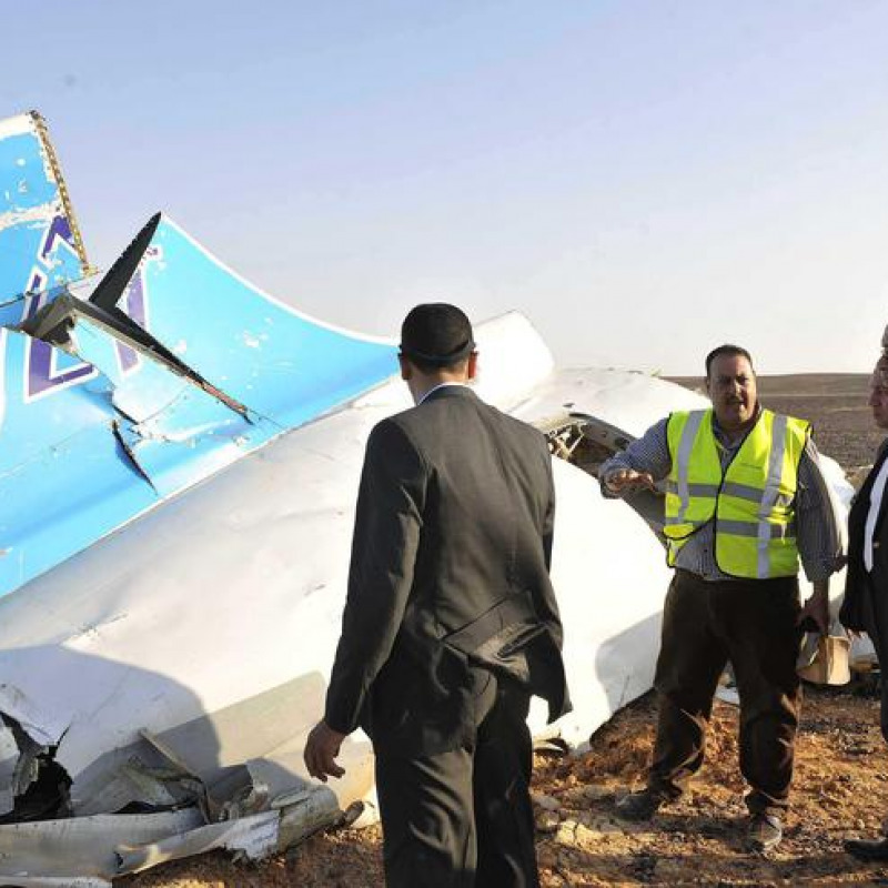 Pezzi dell'aereo russo che si è schiantato nel Sinai