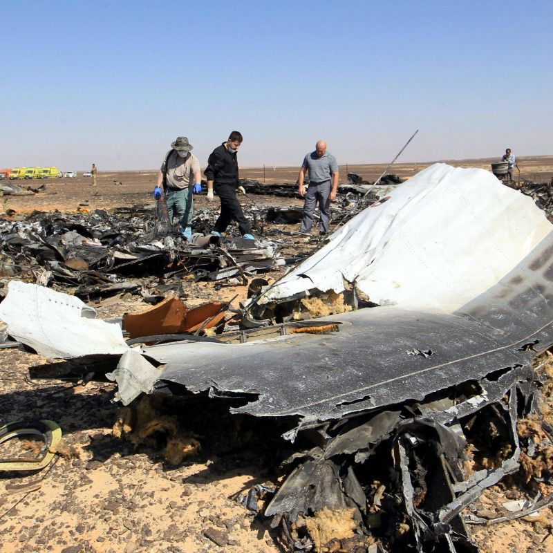 I resti dell'aereo russo nel Sinai