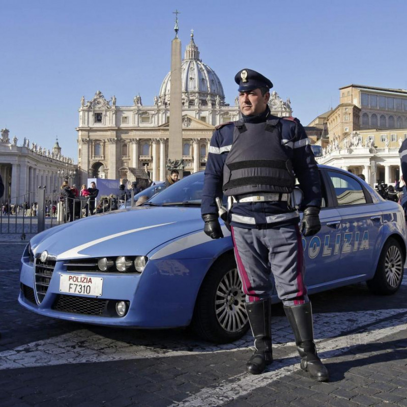 Un presidio della polizia davanti a piazza San Pietro
