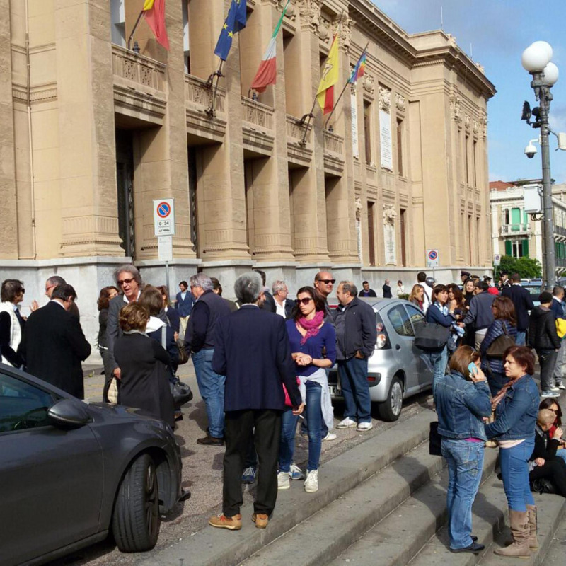La protesta dei cittadini per l'emergenza idrica davanti al Comune di Messina