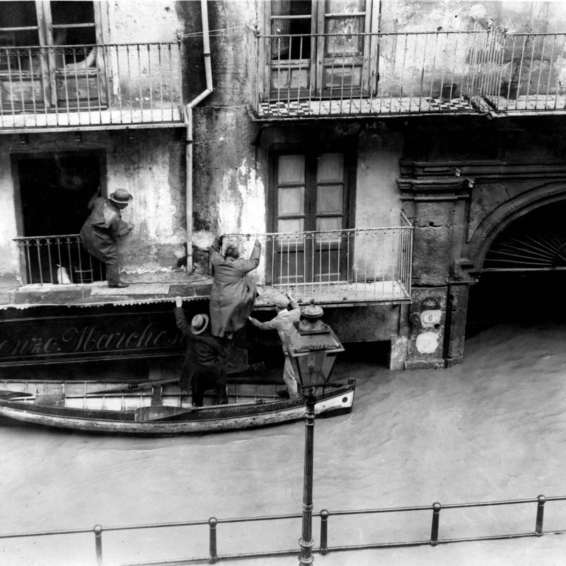 Una delle foto della mostra che si aprirà martedi prossimo: l’alluvione di Palermo del 1932