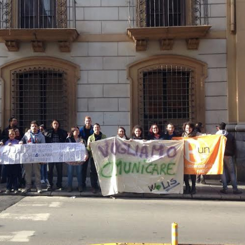 Le immagini di una protesta degli studenti disabili a Palermo