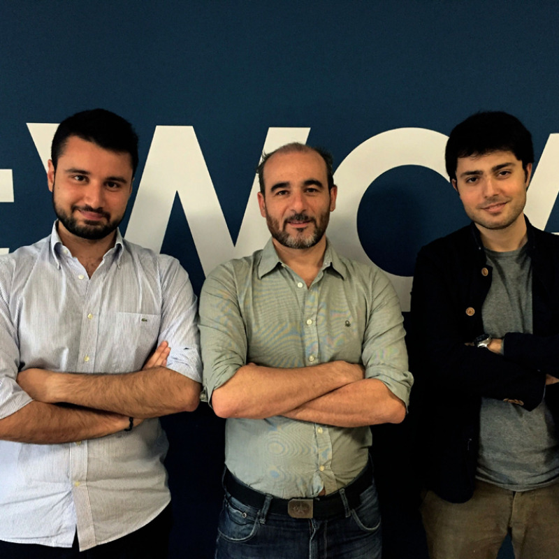 Accanto la squadra di Ganiza, da sinistra: Francesco Marino, Valentino Romano e Daniele Virgillito