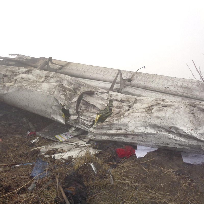 I resti dell'aereo precipitato ieri