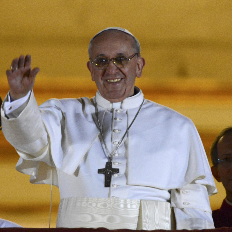 Il papa appena eletto saluta i fedeli