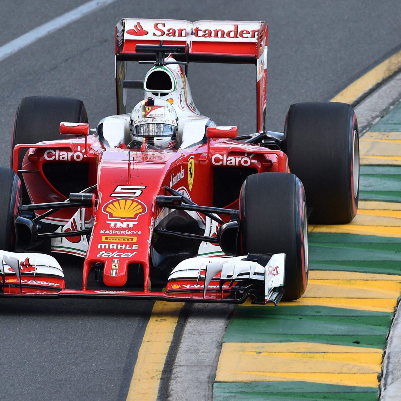 La Ferrari di Vettel in testa dopo il via