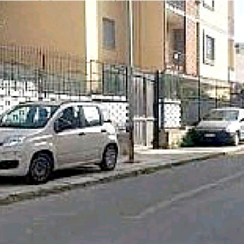 Macchine posteggiate sopra il marciapiedi nella zona di via Brunelleschi nella foto inviata a ditelo@gds.it