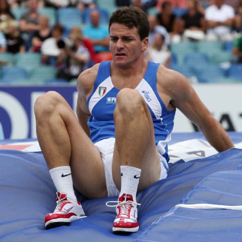 Giuseppe Gibilisco è nato a Siracusa ed è un ex astista e bobbista italiano, campione mondiale del salto con l'asta a Parigi 2003 e bronzo olimpico ad Atene 2004.