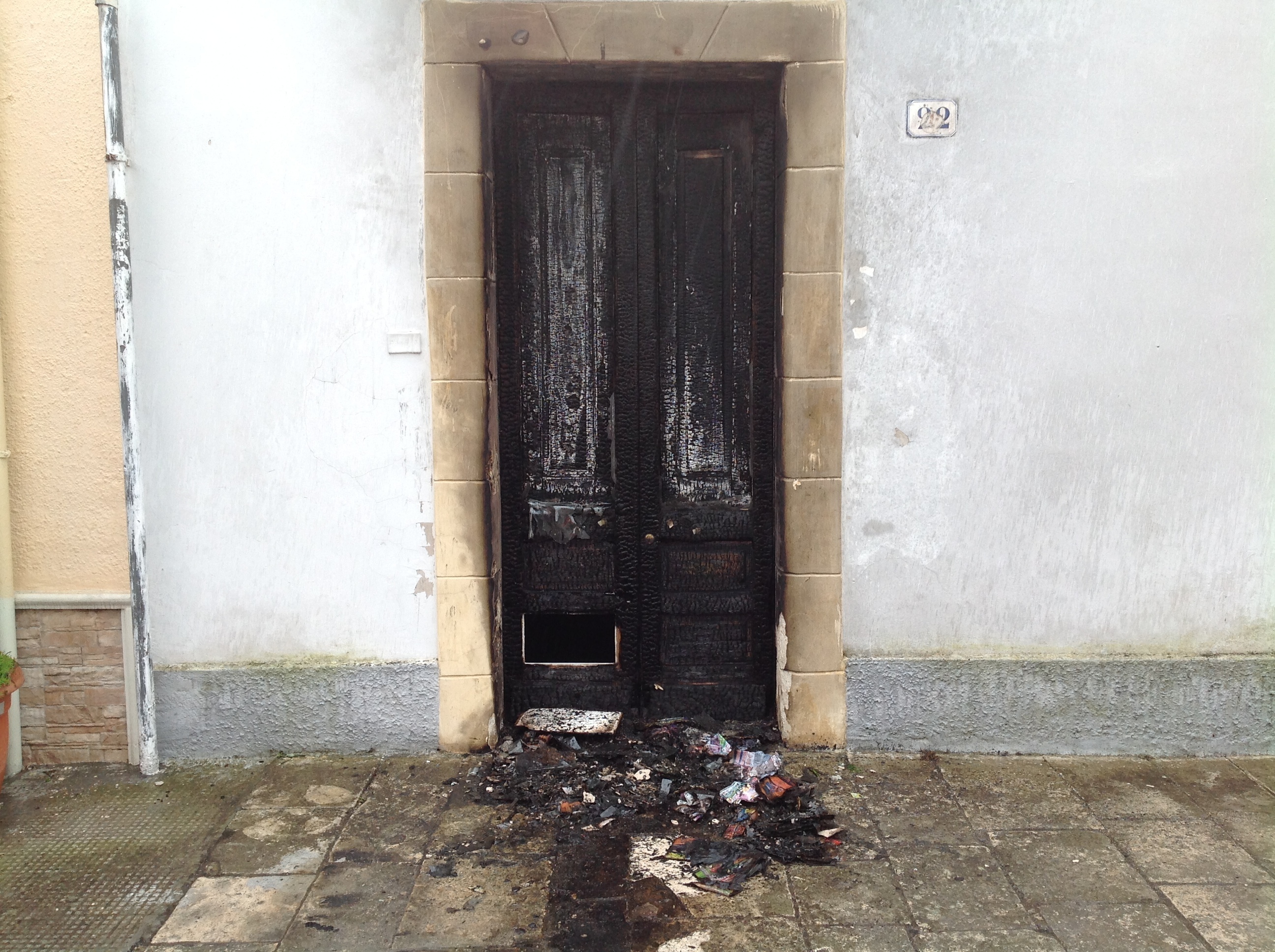 Сгорела двери. Дверь в подъезд. Сгоревшая дверь в подъезде. Сгоревшие подъездные двери. Горелая дверь.