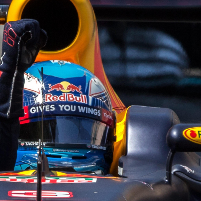 Daniel Ricciardo esulta dopo la pole a Monaco