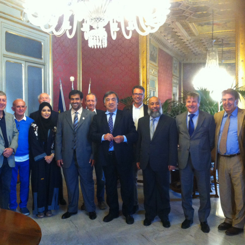 I rappresentati arabi, insieme al sindaco, al commissario Salvatore Seminara (il terzo a sinistra) e al direttore Santo Caracappa (il secondo a destra)