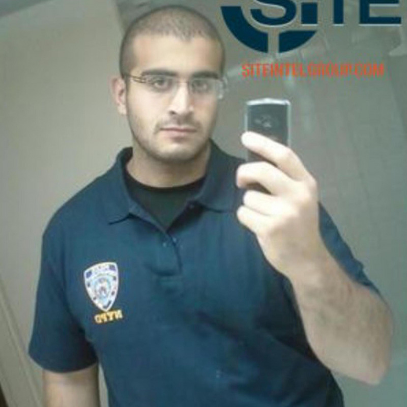 Omar Seddique Mateen in alcune foto postate sul suo profilo Twitter da Rita Katz, direttrice del Site, il sito di monitoraggio delle attività jihadiste in rete