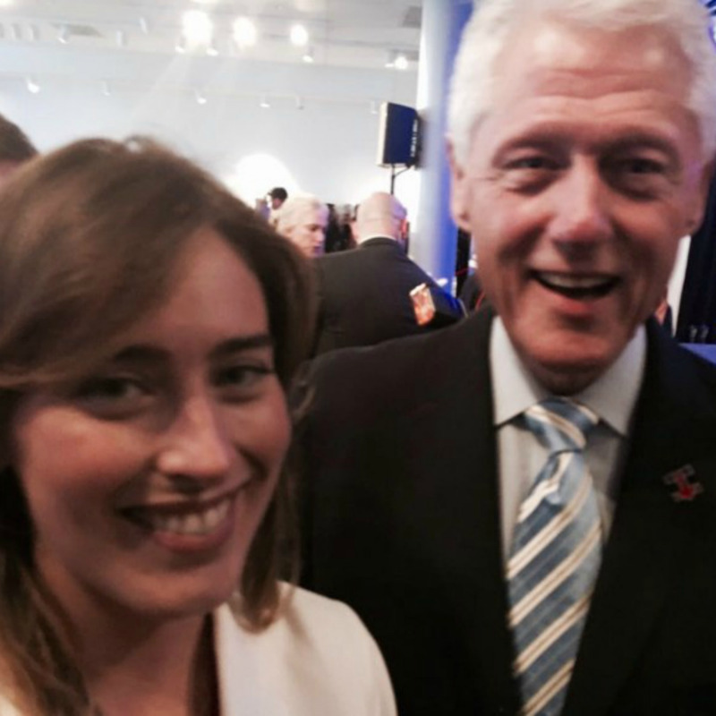 Il selfie di Maria Elena Boschi e Bill Clinton (Foto Ansa)