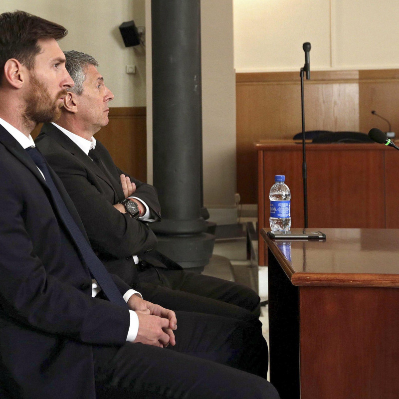 Lionel Messi con il padre in tribunale