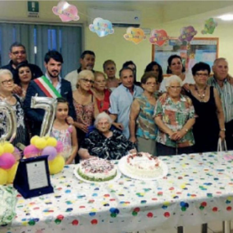Alfia Sgroi con la famiglia per i suoi 107 anni