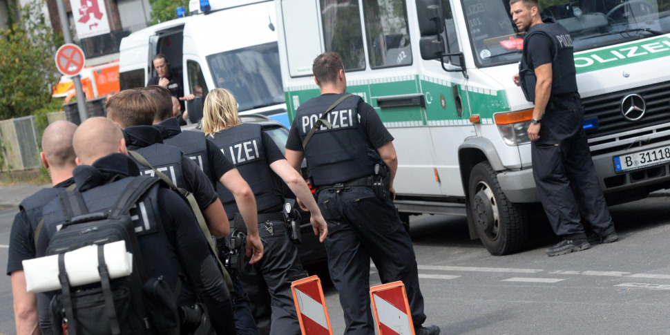 https://assets.gds.it/2016/08/polizia-germania-970x485.jpg