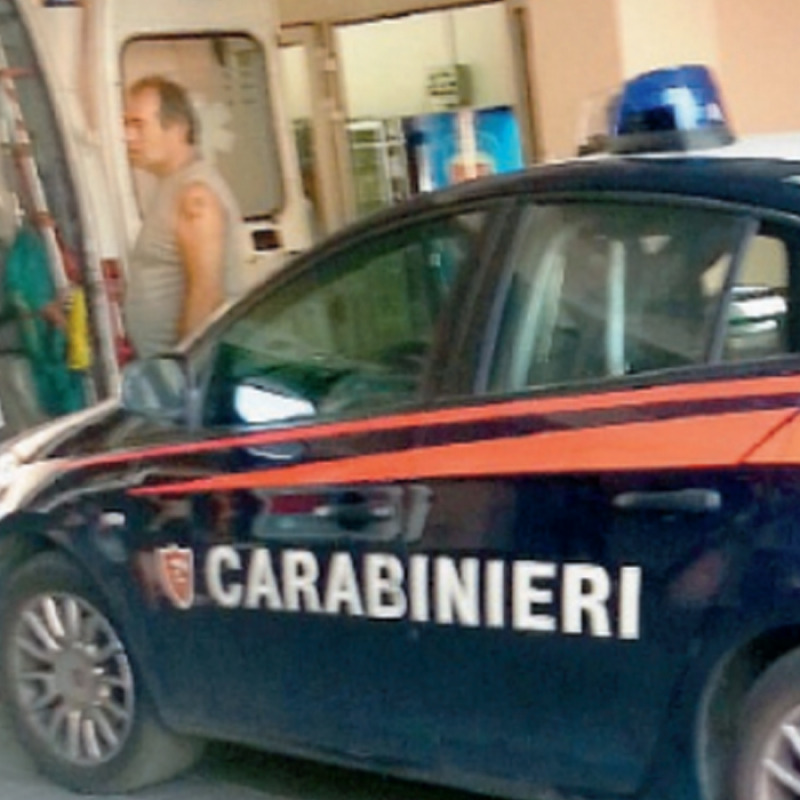 L'auto dei carabinieri della compagnia di Paternò all'ingresso dell'ospedale