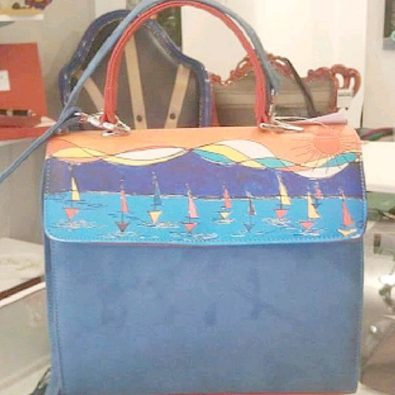 Una borsa Sisili con raffigurazione di Francesco Anastasi