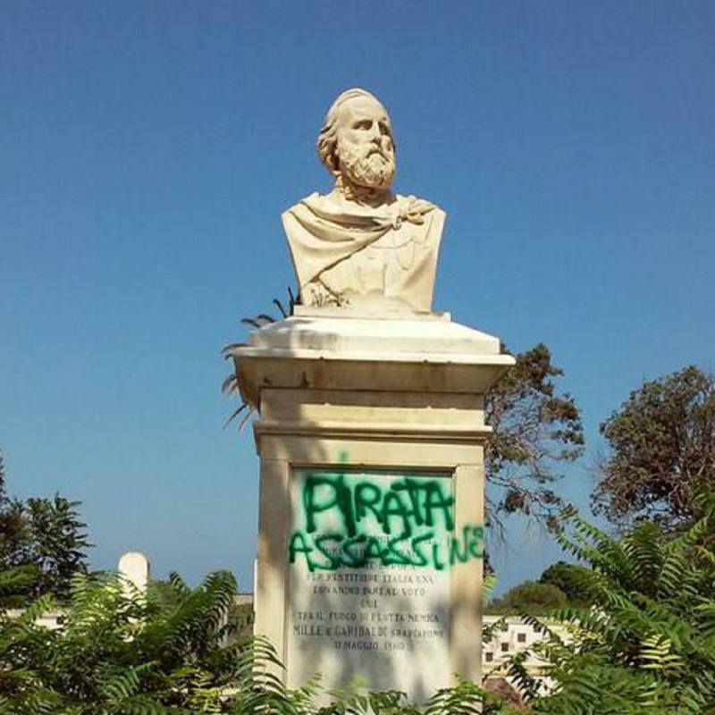 Il busto sfregiato in piazza della Vittoria (Fonte Ansa.it)