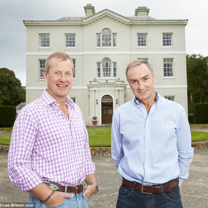 Lord Ivar Mountbatten (a sinistra) con il suo compagno James Coyle. Foto Daily Mail
