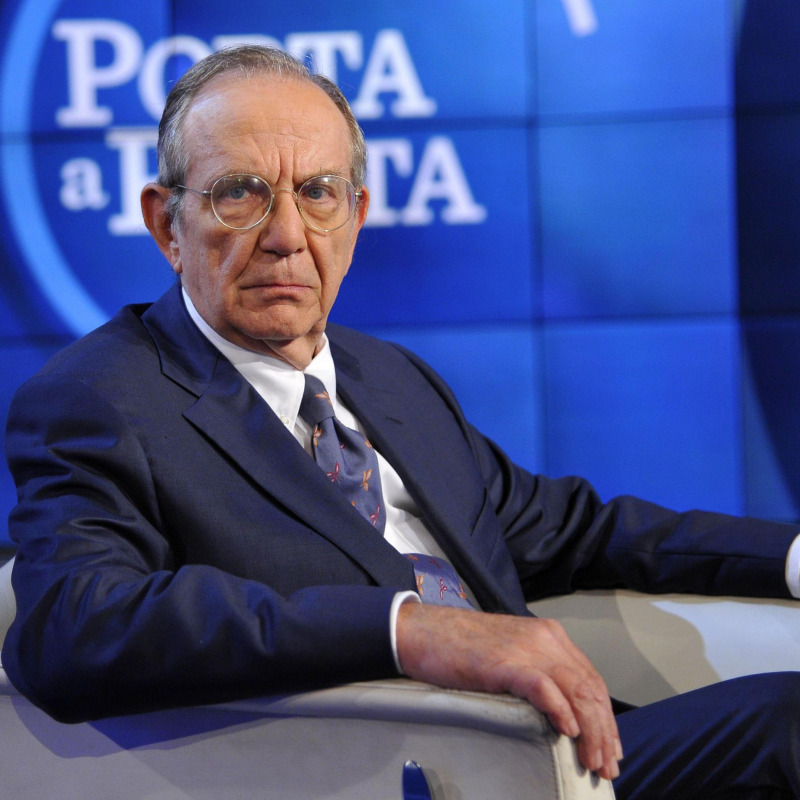 Il ministro dell'Economia, Pier Carlo Padoan, ospite a ''Porta a Porta'' di Bruno Vespa (Fonte Ansa)