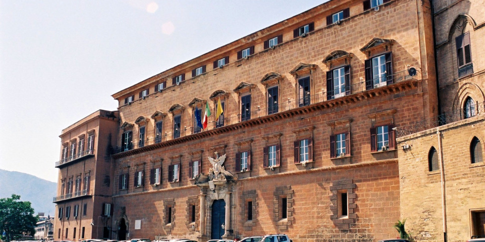 https://assets.gds.it/2016/10/Piazza-Ars-Palazzo-Normanni-970x485.jpg