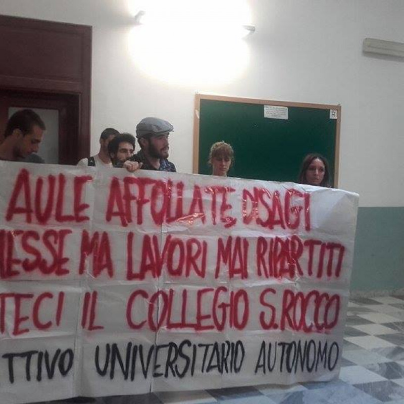 La protesta degli studenti al Collegio San Rocco a Palermo