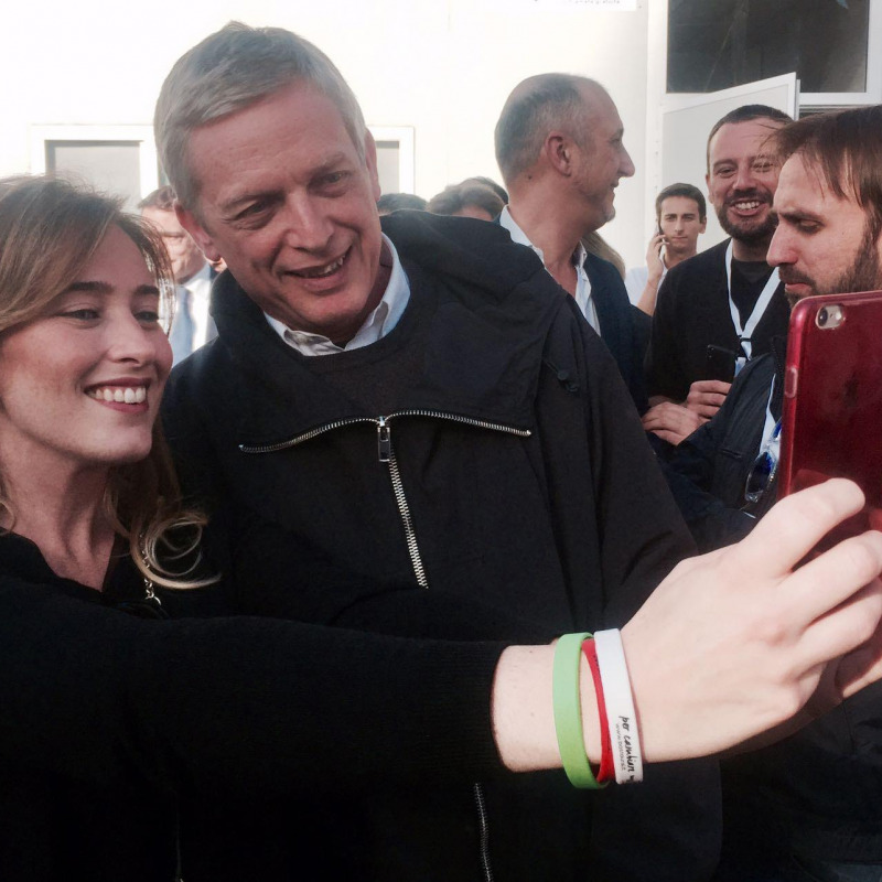 Il selfie del ministro Maria Elena Boschi e Gianni Cuperlo