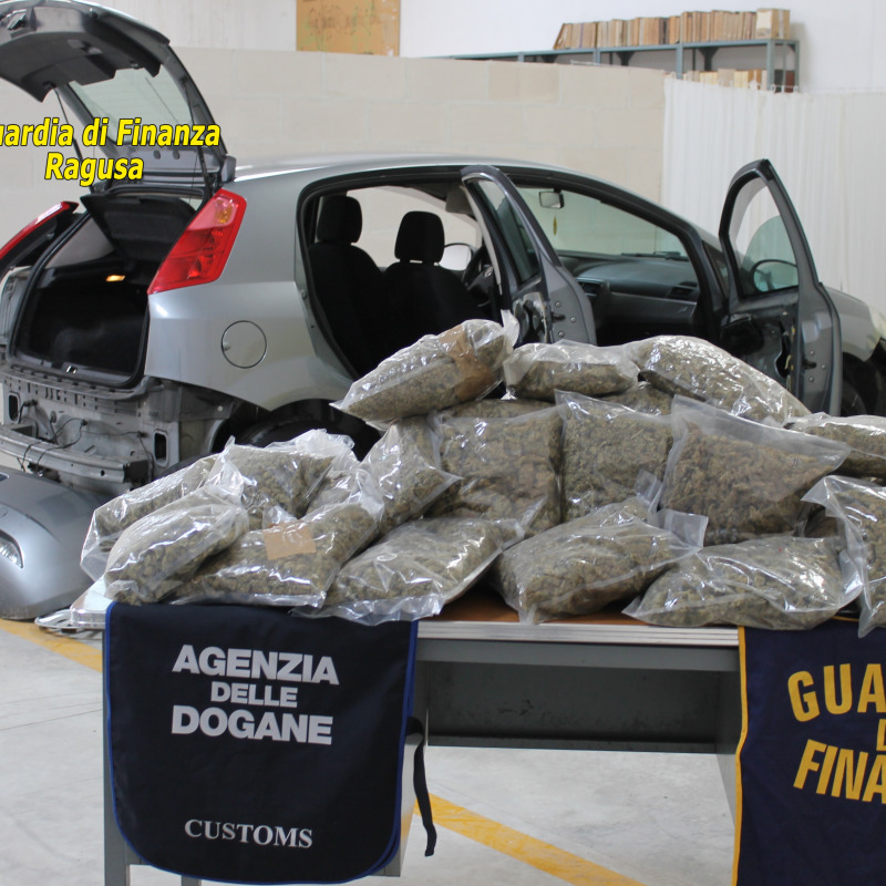 L'auto con la marijuana scoperta a Pozzallo