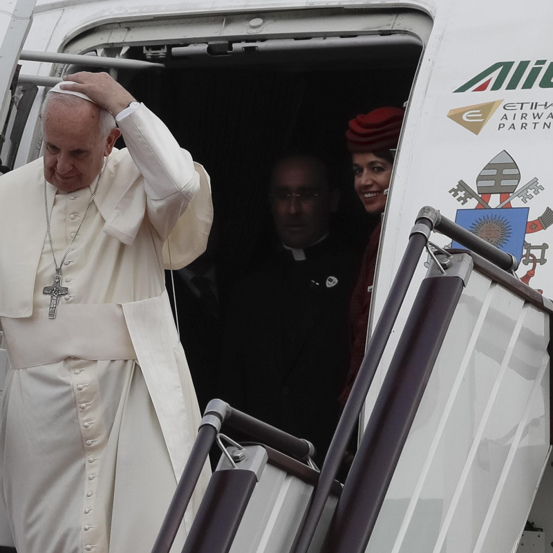 Papa Francesco al suo arrivo in Azerbaigian - Fonte Ansa