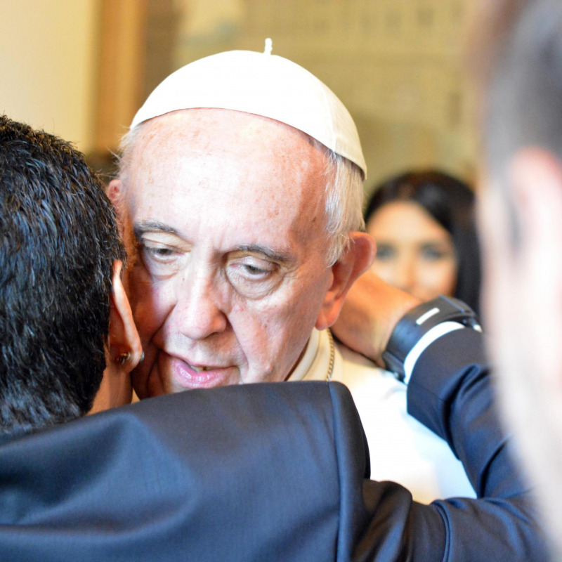 Papa Francesco abbracciato da Diego Armando Maradona