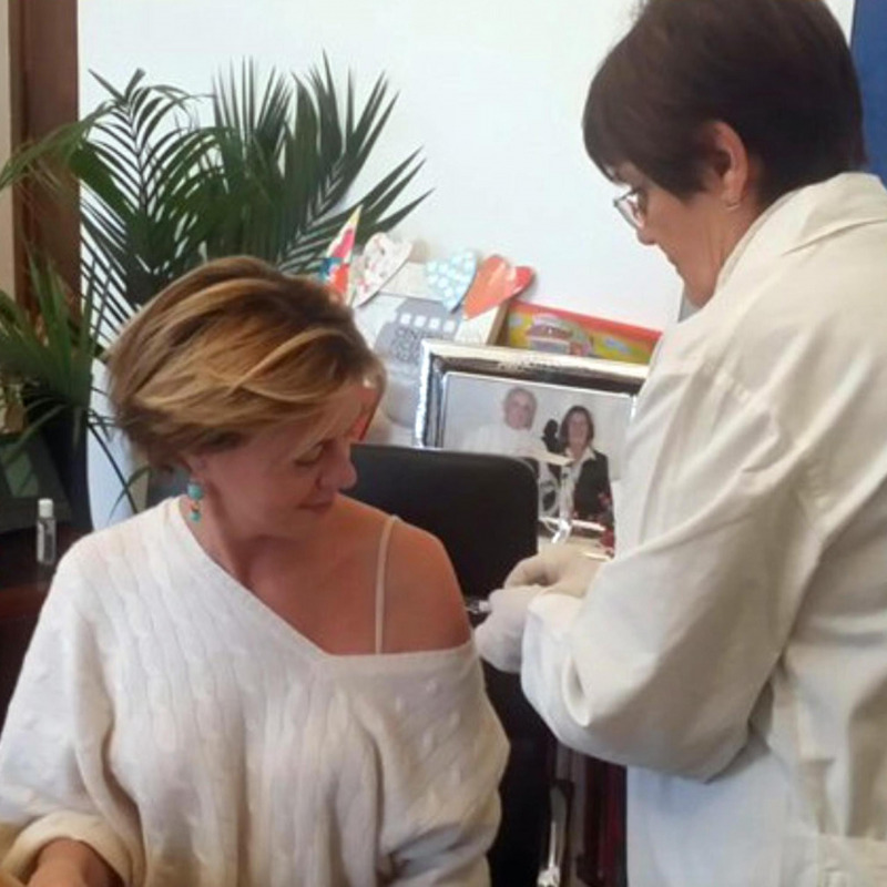 Il ministro della Salute Beatrice Lorenzin a Roma si sottopone al vaccinoanti-influenzale